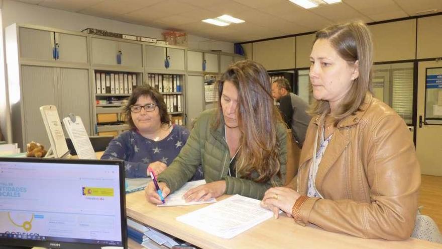Por la izquierda, Fátima Fernández, Angélica González y Cristina Galán, ayer, en la entrega de las alegaciones en el registro del Ayuntamiento.