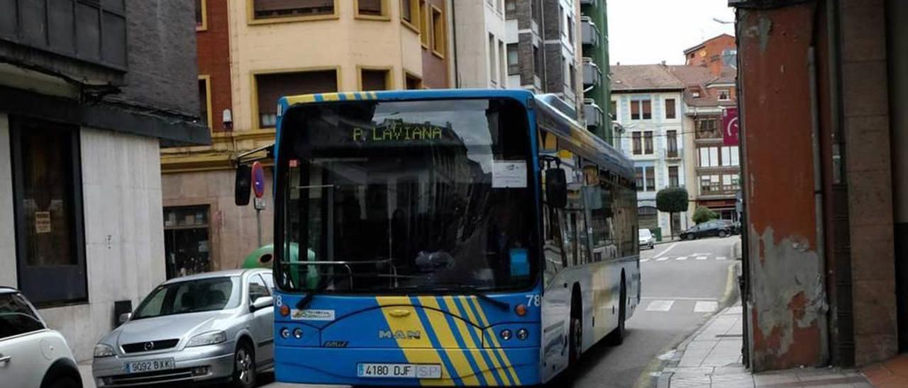 Un autobús urbano, a su paso por Sama.