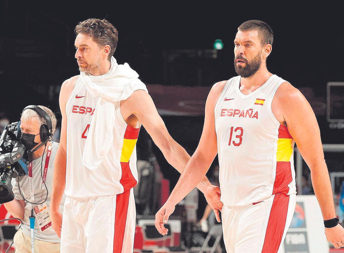 Marc Gasol, junto a su hermano Pau, tras el último partido de España. EVE2178. SAITAMA, 29/07/2021.- Los pívots españoles Pau Gasol (i) y Marc Gasol (d) celebran tras vencer a Argentina en el partido del Grupo C de baloncesto masculino entre España y Argentina durante los Juegos Olímpicos 2020, este jueves en la Saitama Super Arena de Tokio (Japón). EFE/Kai Fösterling. JUEGOS OLÍMPICOS DE TOKIO 2020 . JJOO 2020 . BALONCESTO . PARTIDOS . EQUIPOS . SELECCIÓN ESPAÑOLA . JUGADORES . PAU GASOL . MARC GASOL