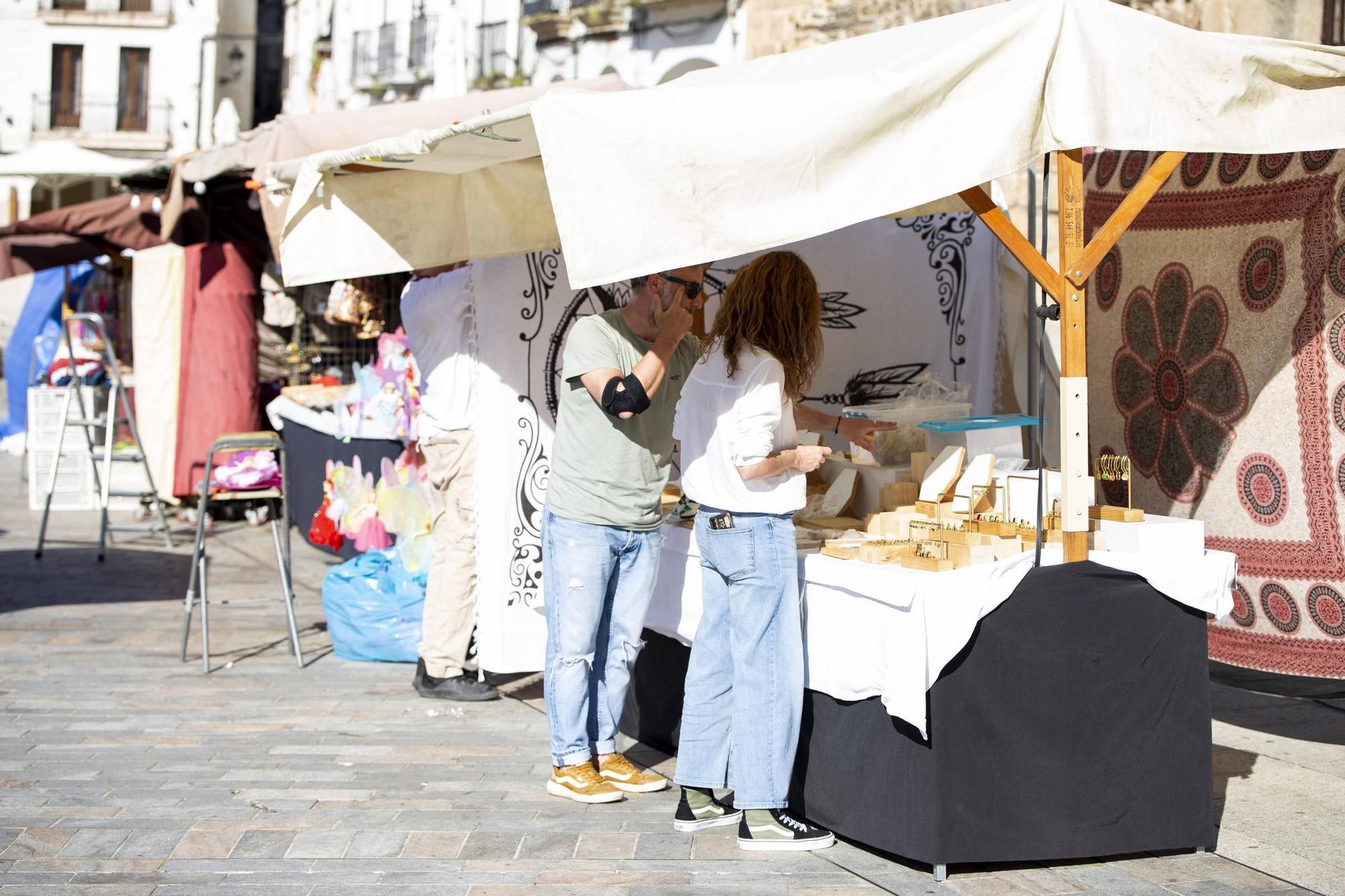 Galería | La plaza Mayor se prepara para el Mercado de la Primavera