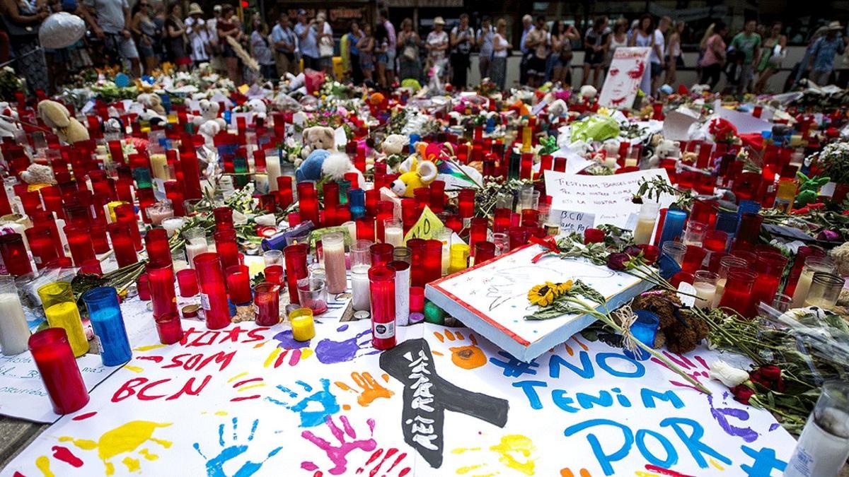 Detalle del imprivisado altar de homenaje a las víctimas del atentado de la Rambla, el 21 de agosto del 2017