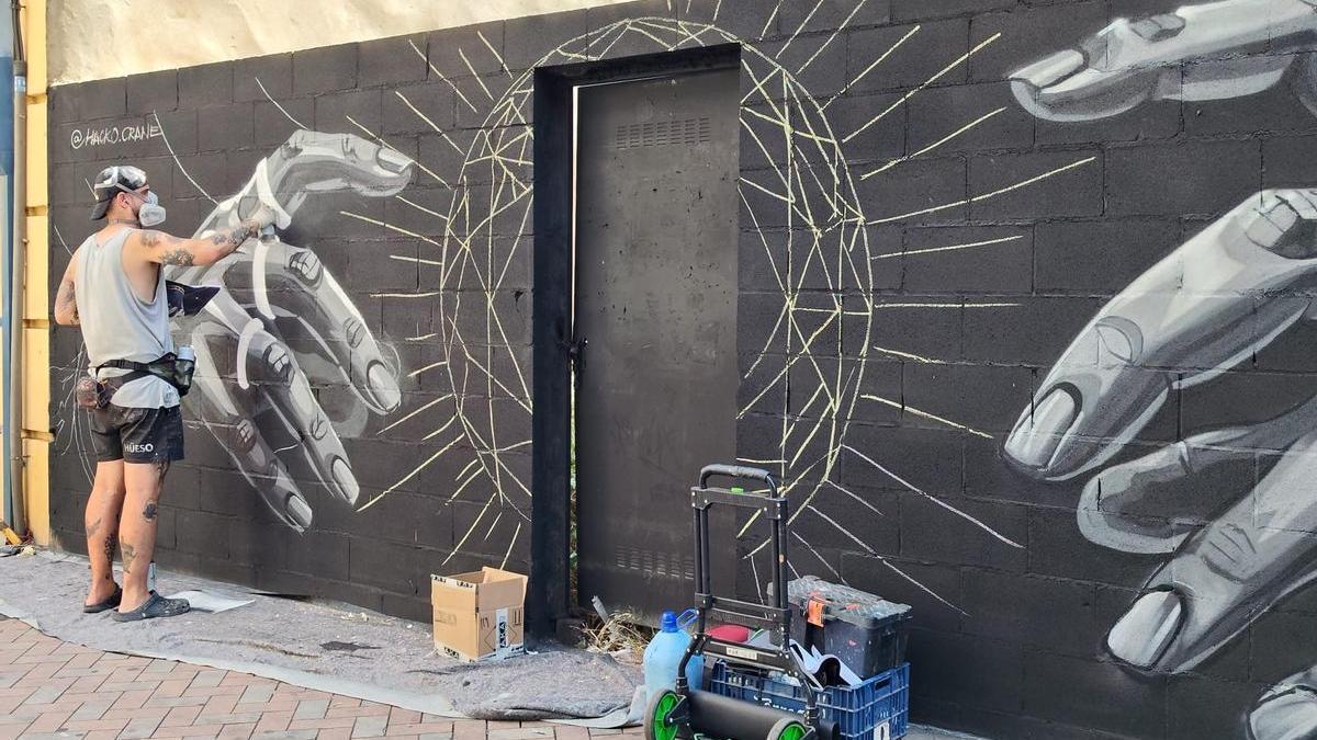 Mural sobre el eclipse realizado por Häcko Crâne, en calle Herreros.
