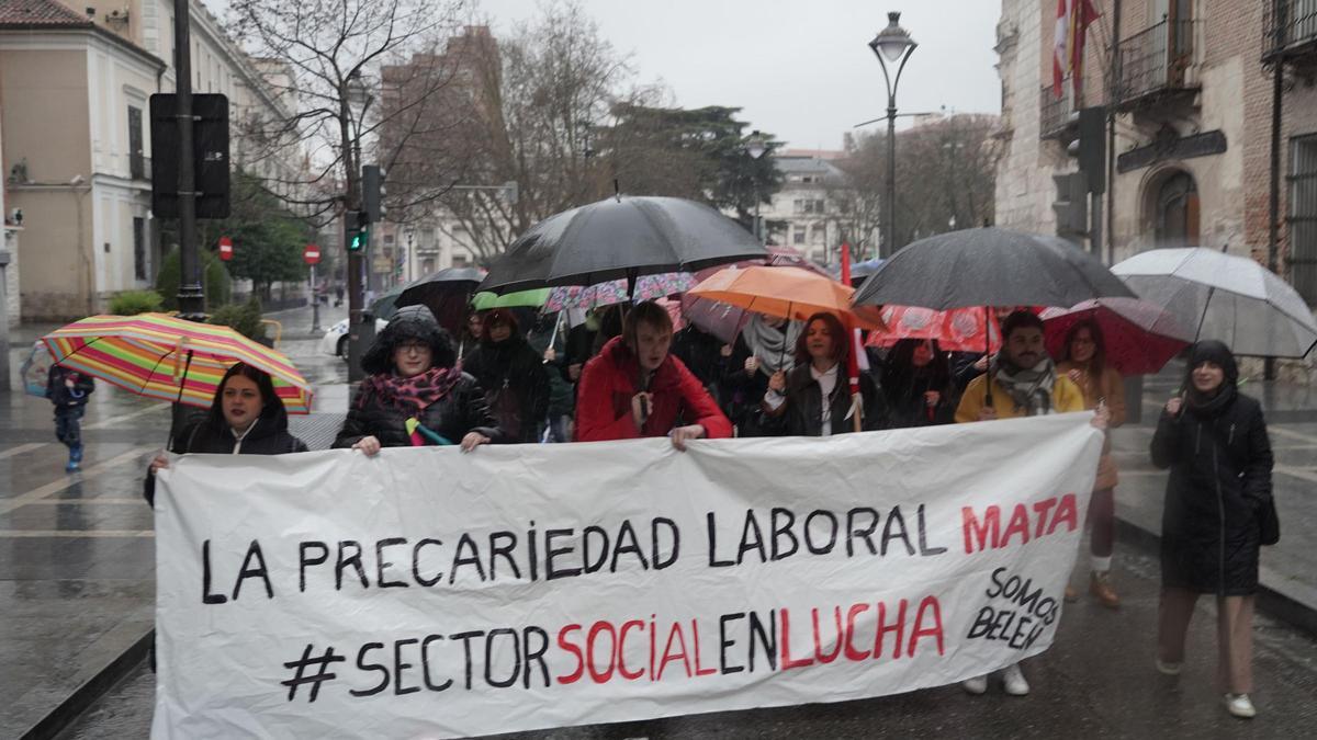 Manifestación convocada por la Plataforma de Profesionales del Sector Social de Castilla y León con el lema "La precariedad mata. El sector social se planta".
