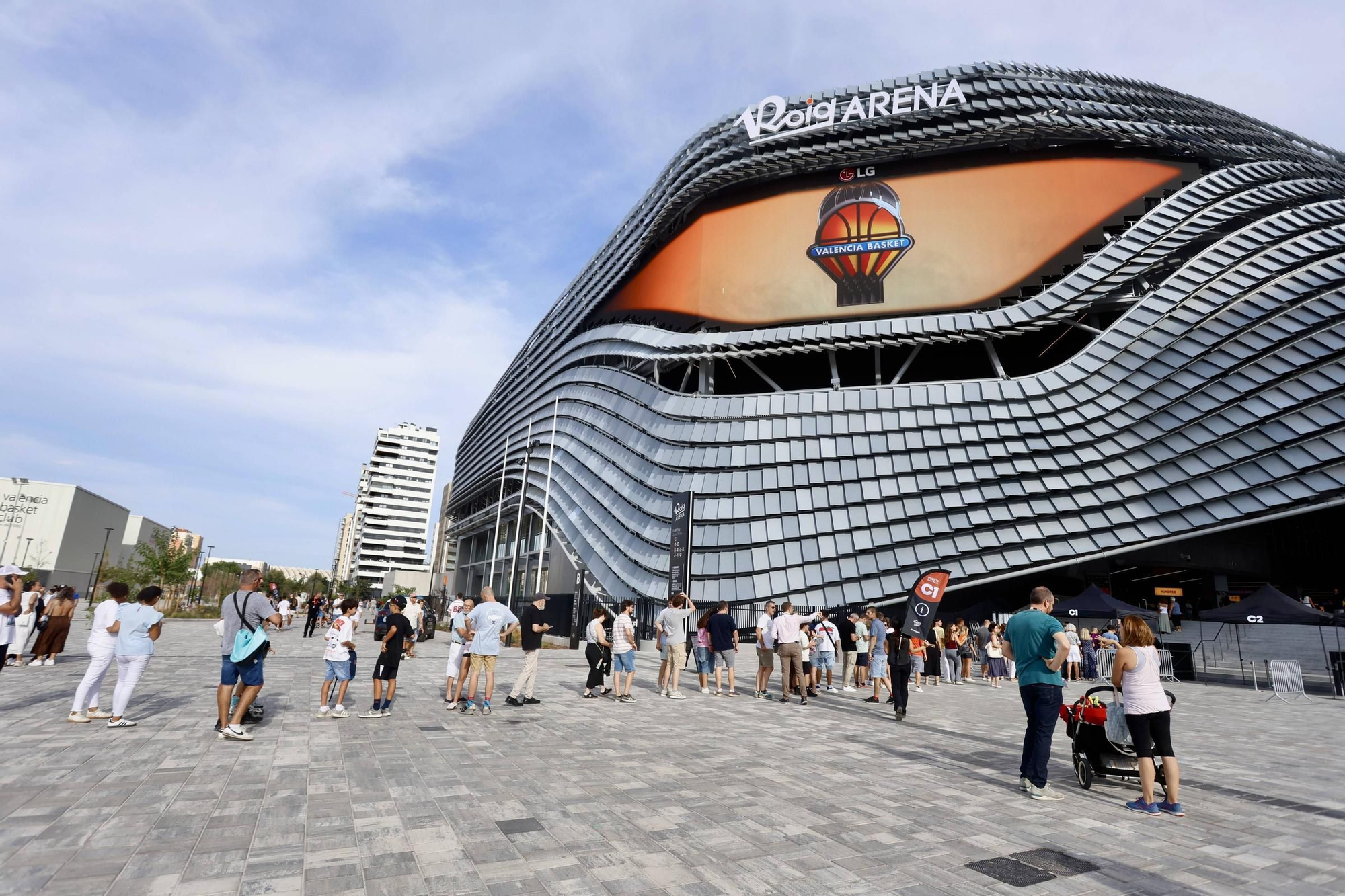La afición del Valencia Basket visita el Roig Arena