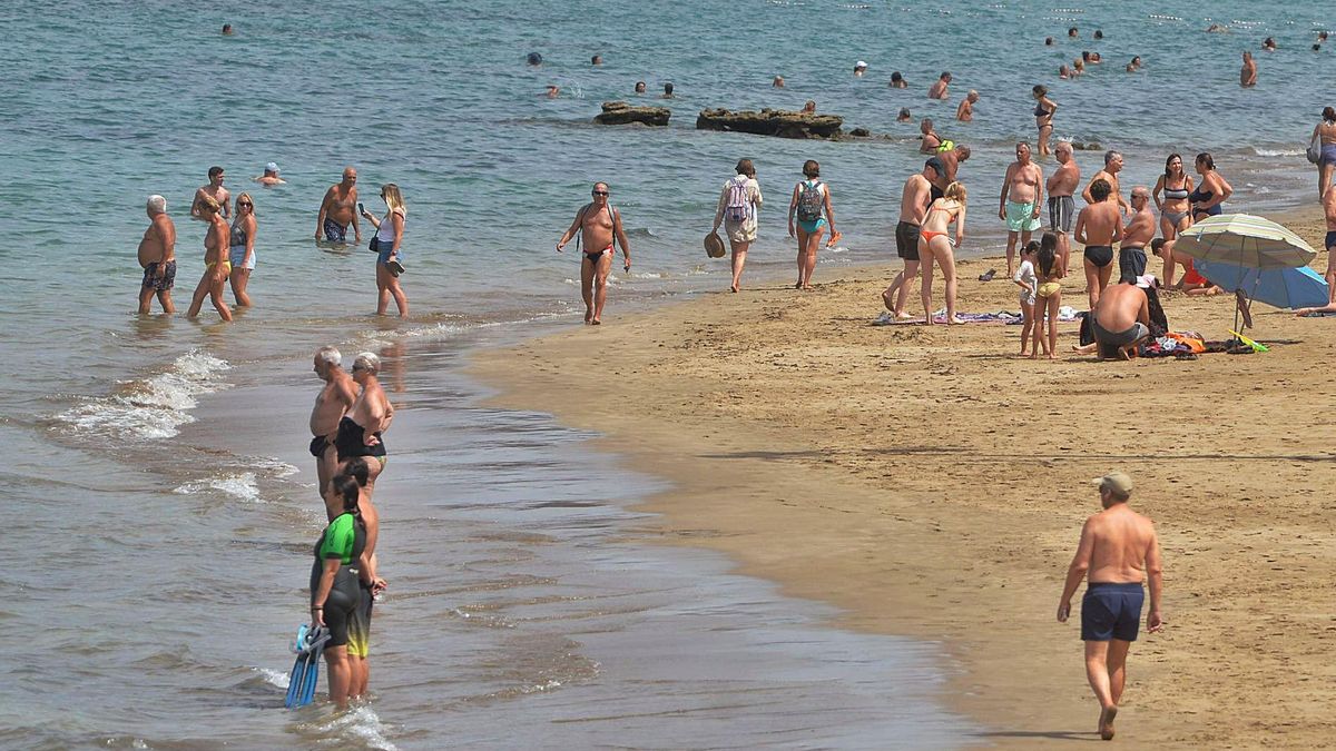 El fuerte calor invita al baño en las playas. |