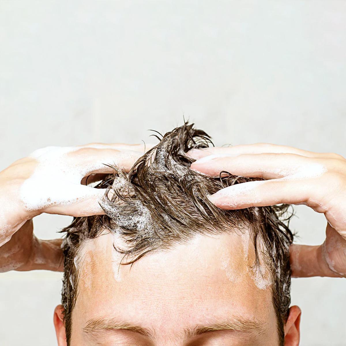 El producto logra estimular las raíces del cabello durante el lavado