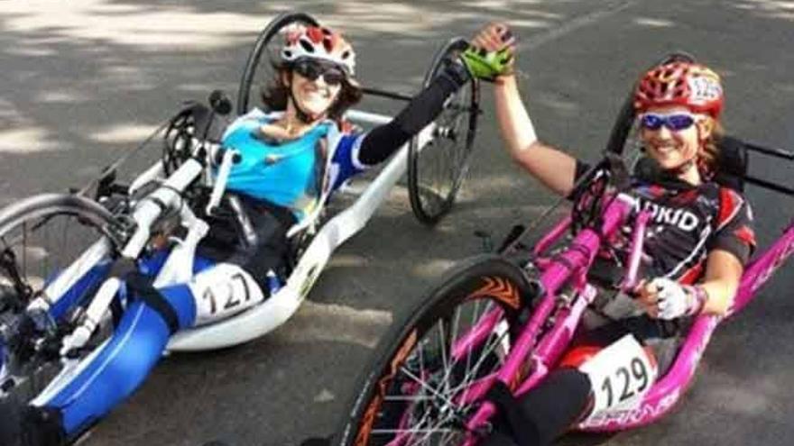 Mila López (izqda.), junto a la campeona Eva Moral, en Ciudad Real.