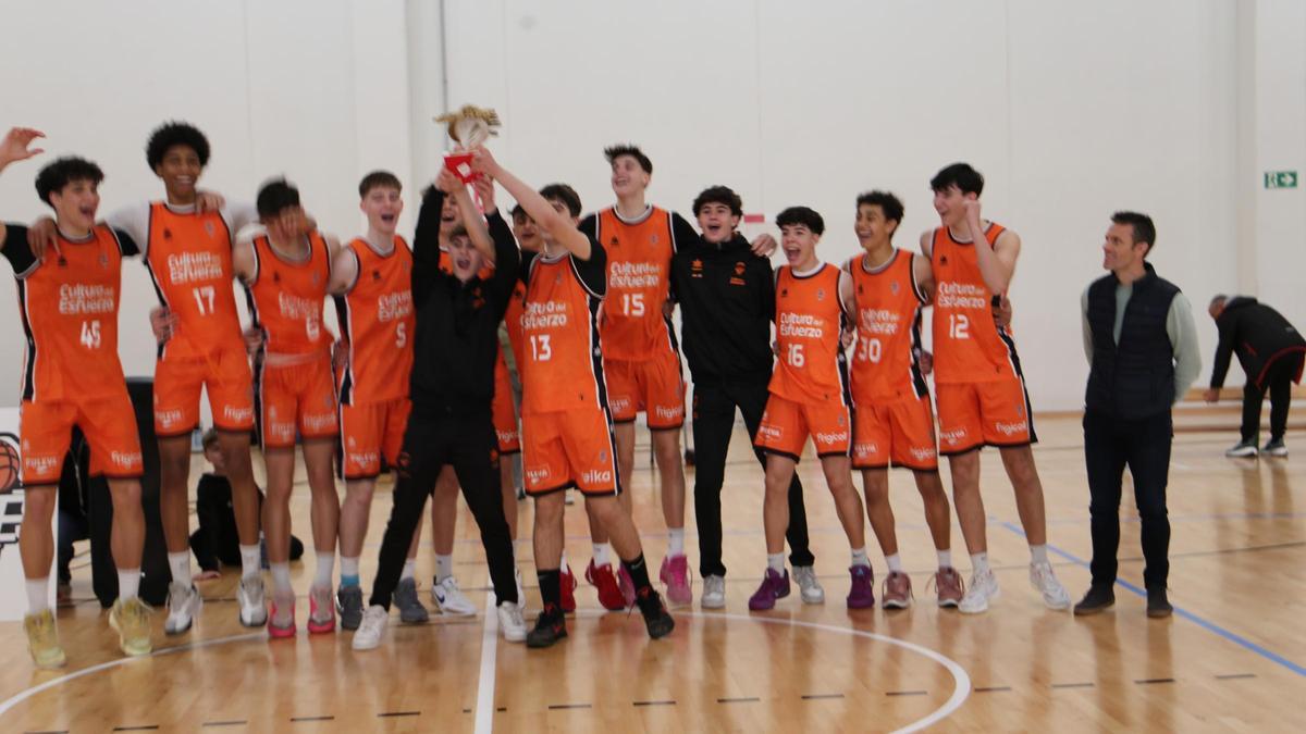 El València Bàsquet levanta el trofeo de campeón del XXI Torneig Nacional Cadet del Genovés.