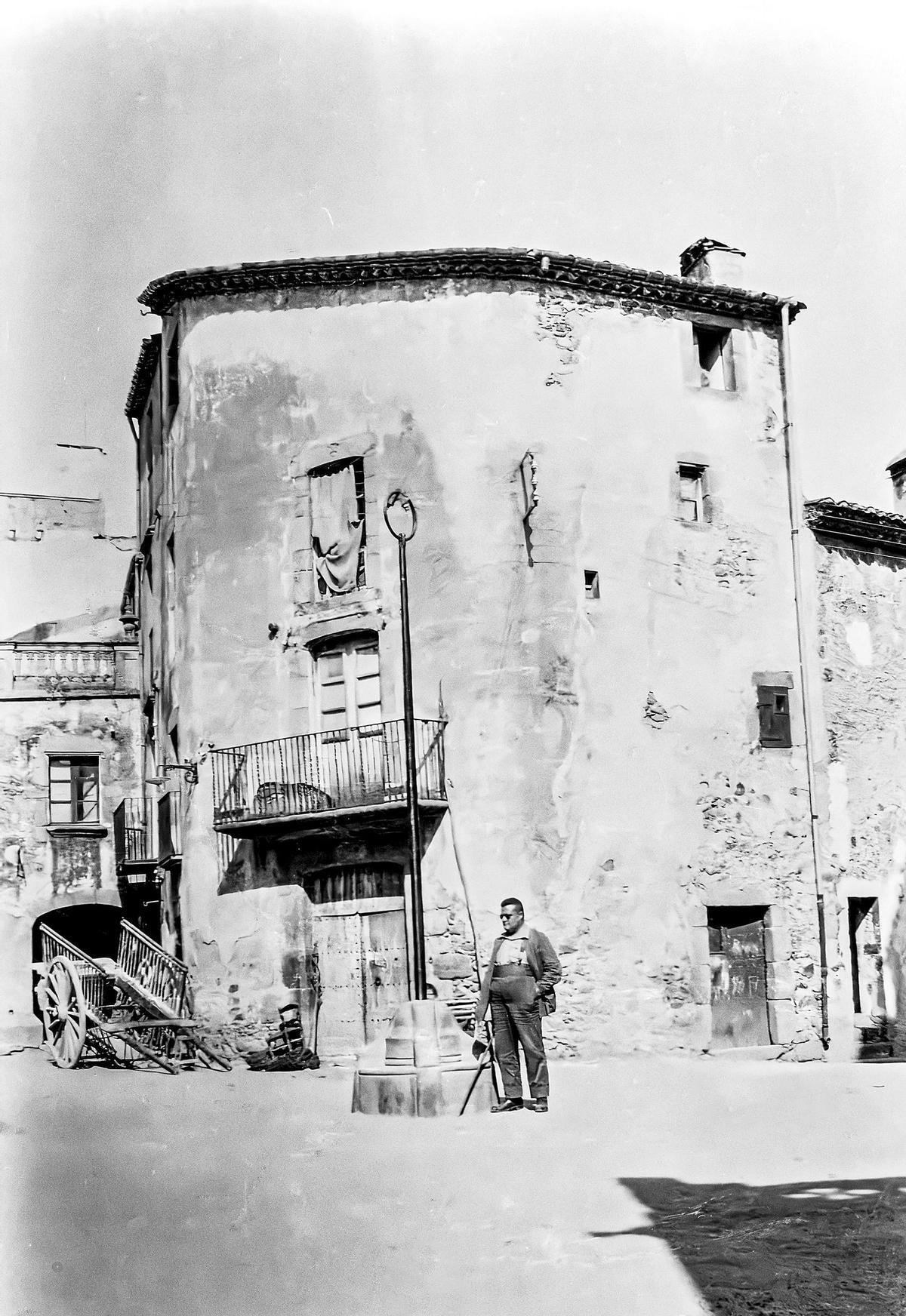 El folklorista Joan Amades a la plaça de Maçanet de Cabrenys amb la vara d'en Rotlan, l'any 1928.