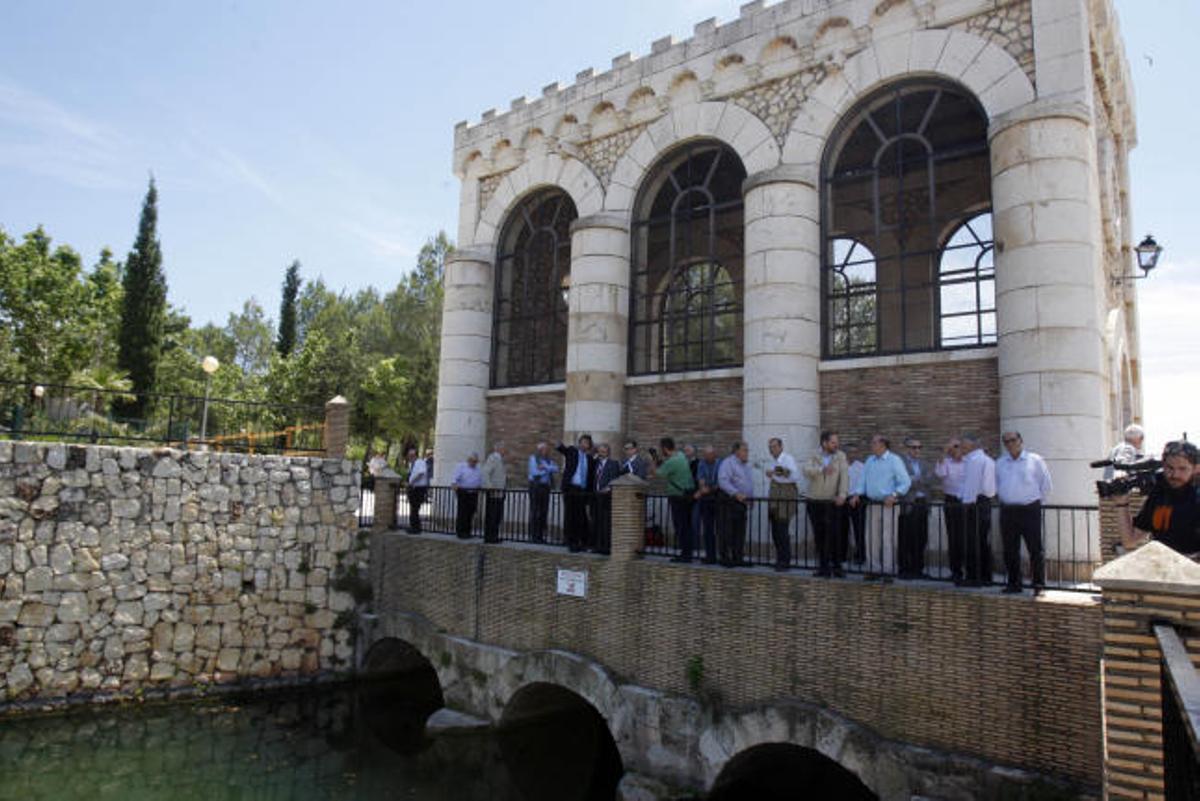 Imagen de una suelta de aguas del Xúquer en Antella.