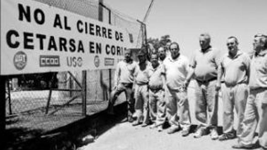 Los trabajadores se concentran en la puerta de la planta