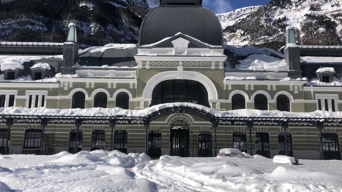 La estación de Canfranc rodeada de nieve.