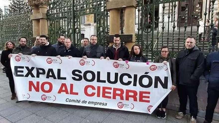 Los trabajadores, ayer, ante la Junta General.