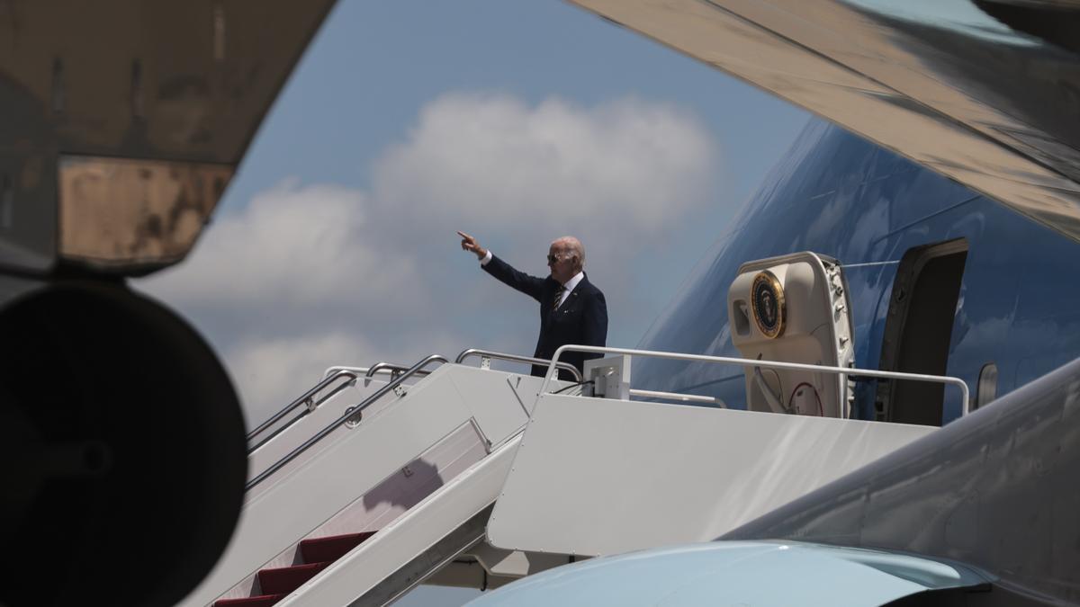 El presidente de EEUU, Joe Biden, se sube al Air Force One para viajar a Corea del Sur, este jueves.