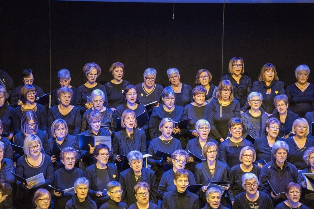 Canta Gran porta a escena 300 cantaires de corals de gent gran