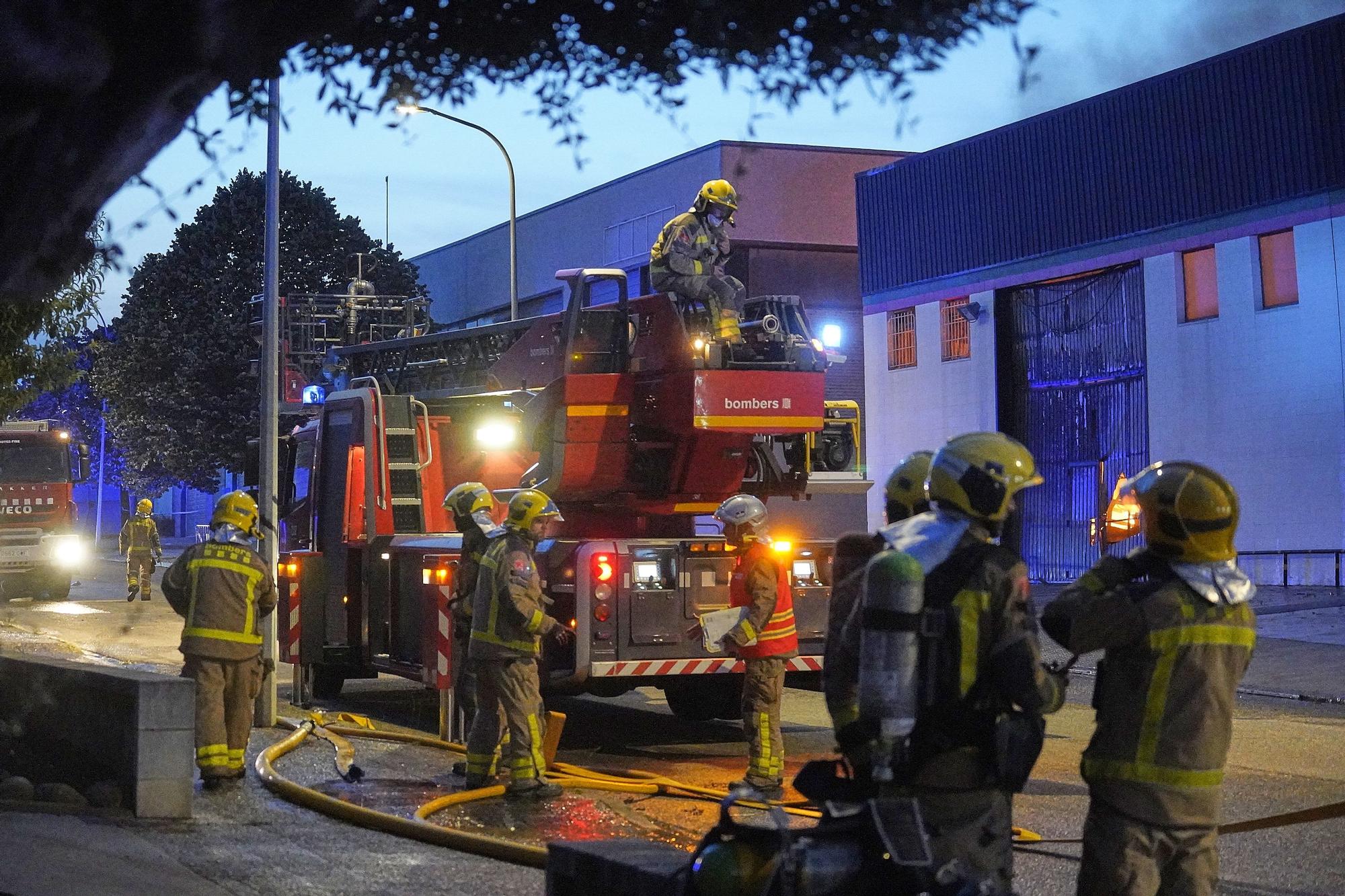Un incendi destrossa una fàbrica de bicicletes i patinets a Vilablareix