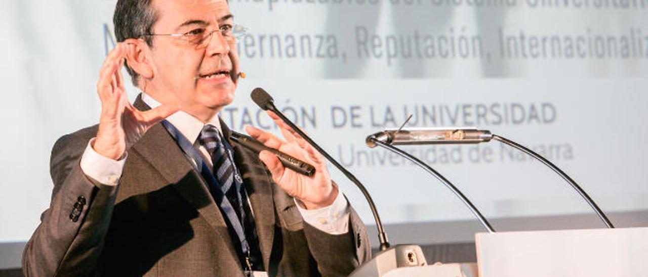 Juan Manuel Mora durante su intervención en las jornadas de la Conferencia de Consejos Sociales.