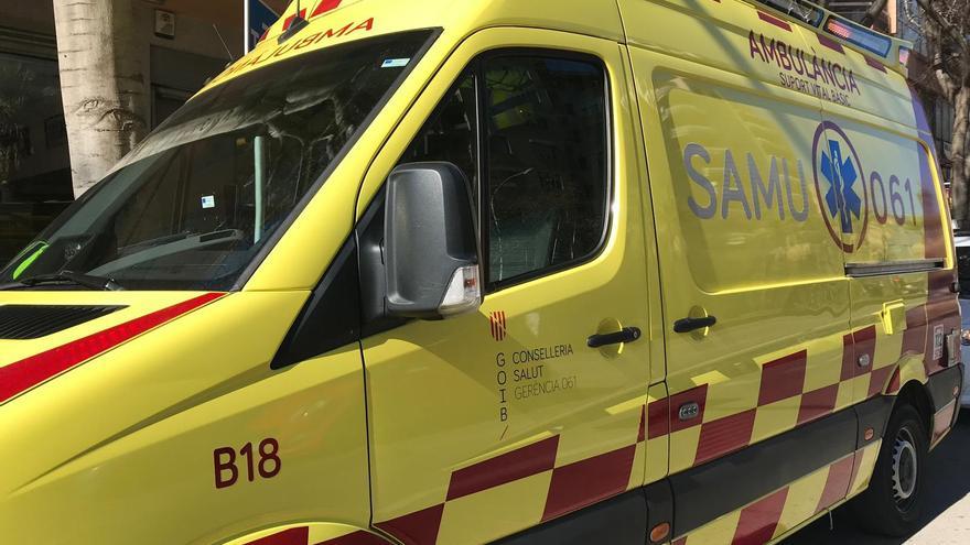 Dos heridos graves en un accidente entre un bus y una moto en Palma