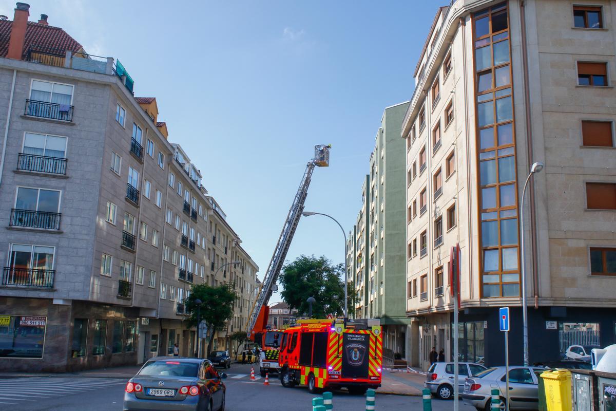 Vista general de la calle, durante la intervención de Emerxencias