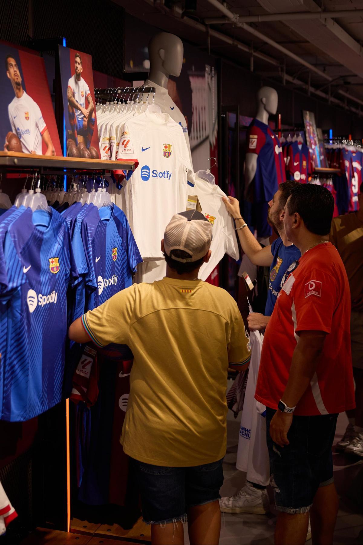 ¡Locura por la nueva camiseta blanca del Barça!