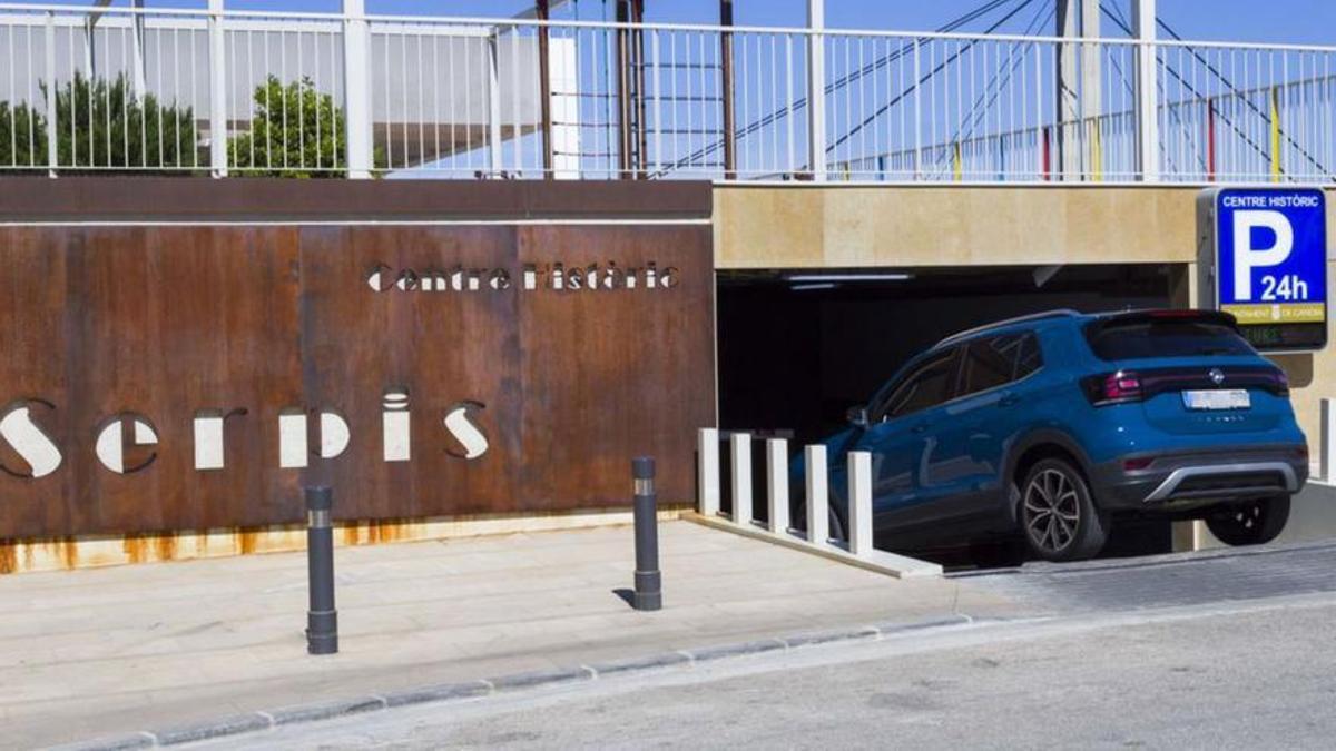 Un coche entra en el aprcamiento del Serpis de Gandia