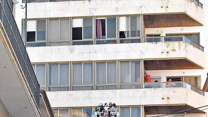 Desalojado un edificio de cinco plantas por un incendio en un piso