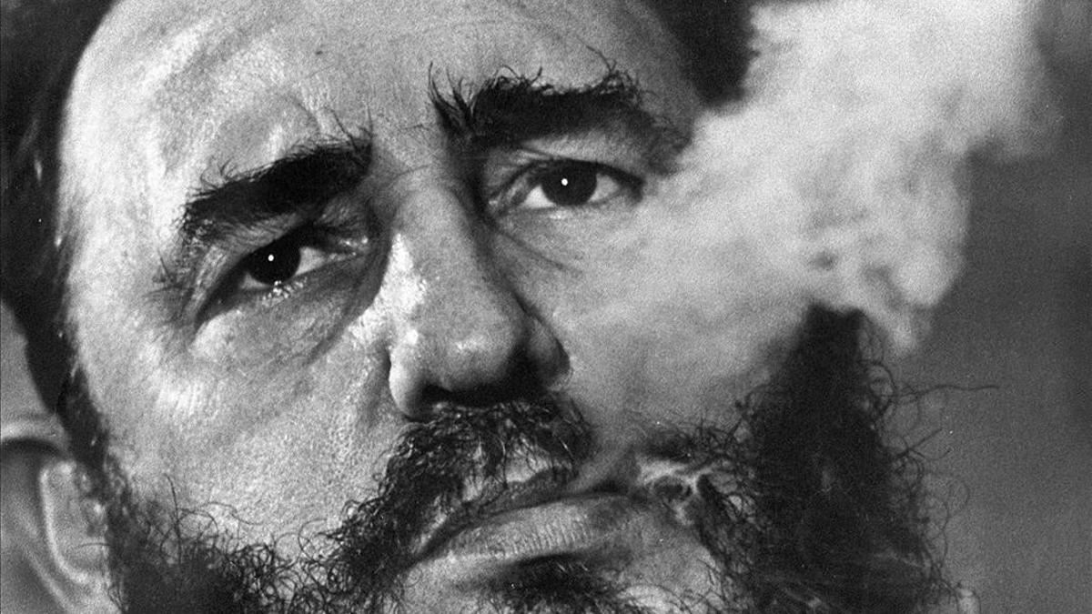 Castro en 1985 fumando un puro, una imagen icónica del líder