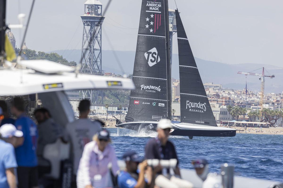 American Magic, con su AC75 Patriot, entrena en Barcelona el 9 de julio.