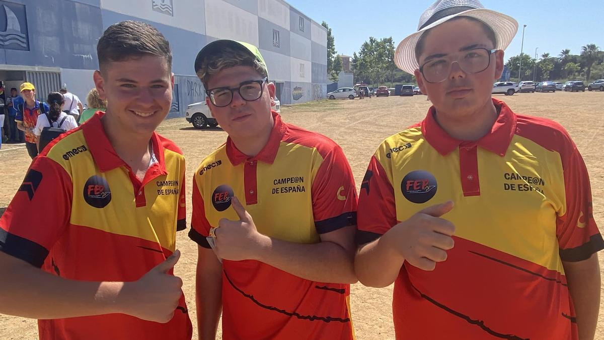 Aarón García, Eusebio Salgado e Ismael Sencianes, con la camiseta de campeones de España