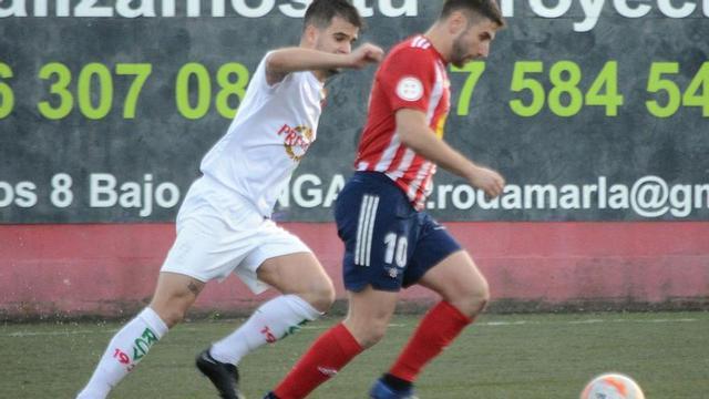 Un jugador del Alondras conduce un balón durante un partido de esta temporada. // GONZALO NÚÑEZ