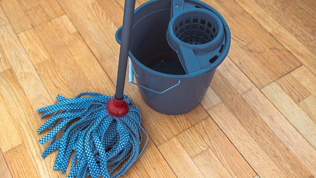 Trucos limpieza: ¿Qué es mejor para el suelo de casa, mopa o fregona?