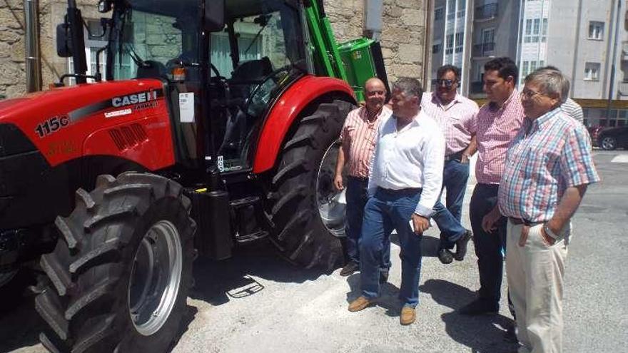 Momento de la recepción del tractor ayer por parte del gobierno.