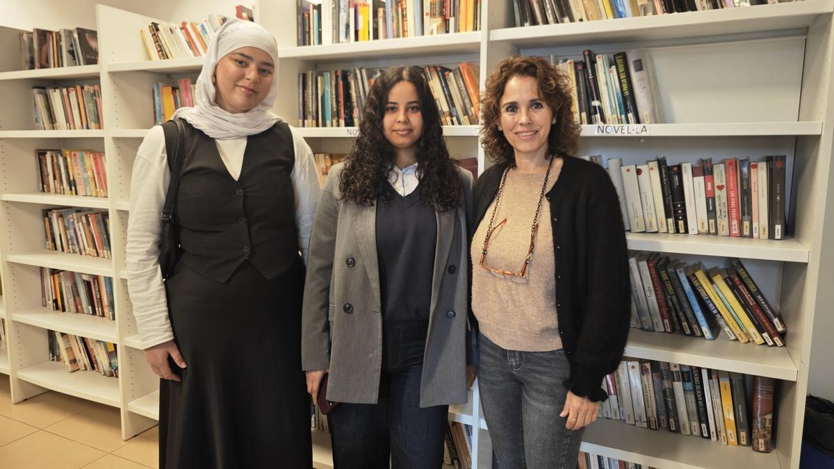 Sana, Halima y Malena posan para este reportaje en la biblioteca.