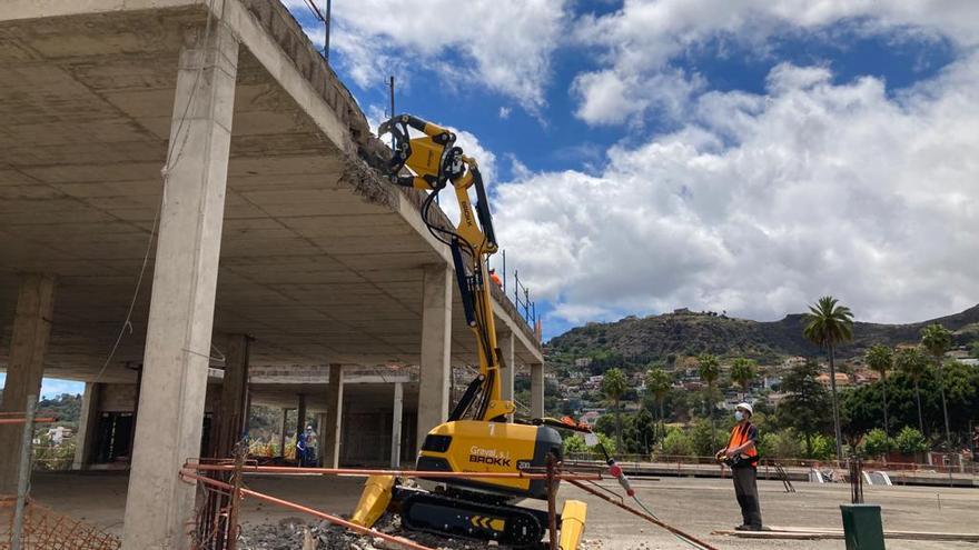 Un operario de la empresa Graval maneja a distancia la máquina moledora que derriba parte del mamotreto. ayer.