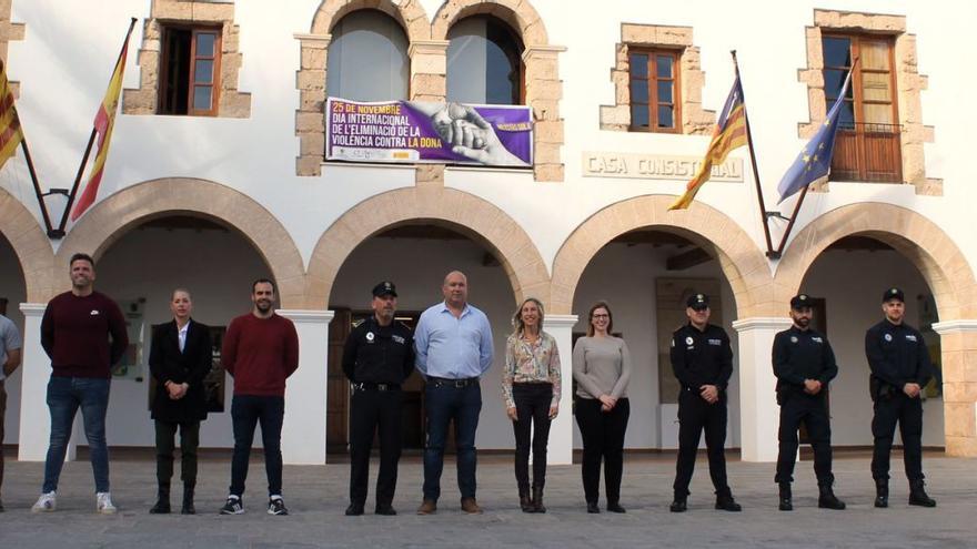 Los funcionarios posan con la alcaldesa y el concejal frente a la sede consistorial.