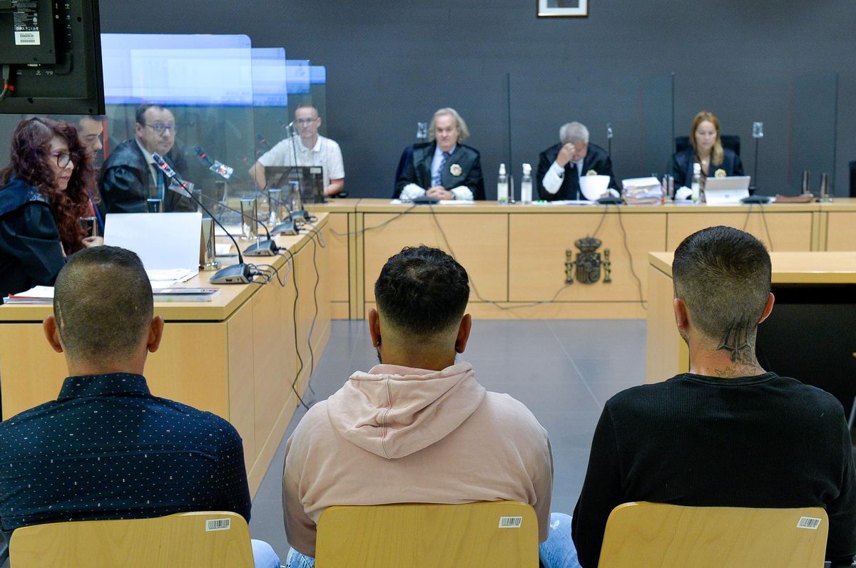 Los tres acusados sentados ante el tribunal, presidido por Emilio Moya, en el centro