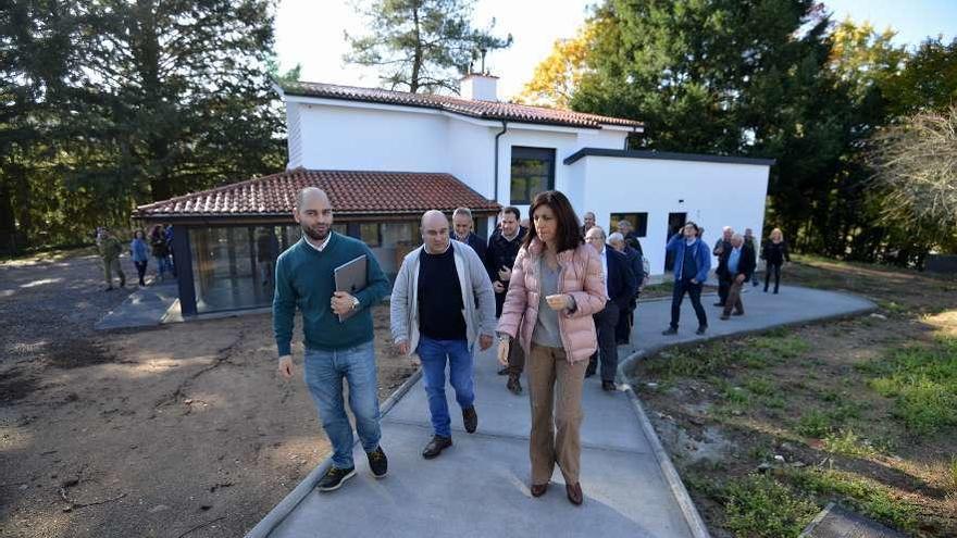 La conselleira Ángeles Vázquez durante su visita a las instalaciones. // Gustavo Santos