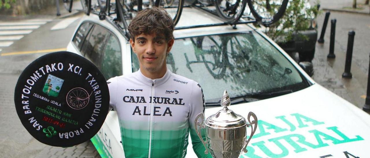 Samuel Fernández, con uno de los trofeos que ha ganado en aficionados. |