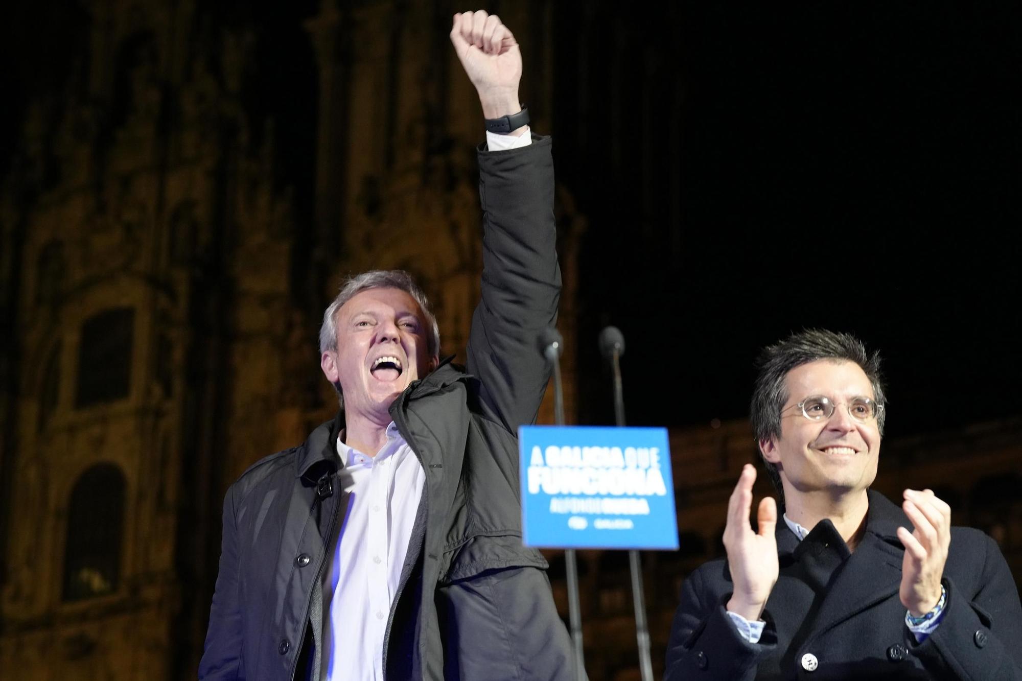 Así ha sido el inicio de la campaña electoral en Galicia con el tradicional acto de pegada de carteles