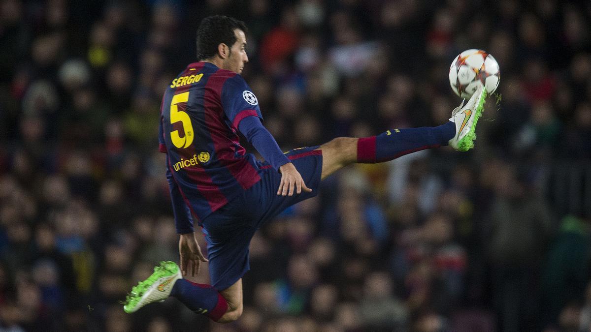 Busquets recupera el balón con habilidad durante el partido de liga de campeones entre el FC Barcelona y el Paris Saint Germain en el Camp Nou, en diciembre de 2014.