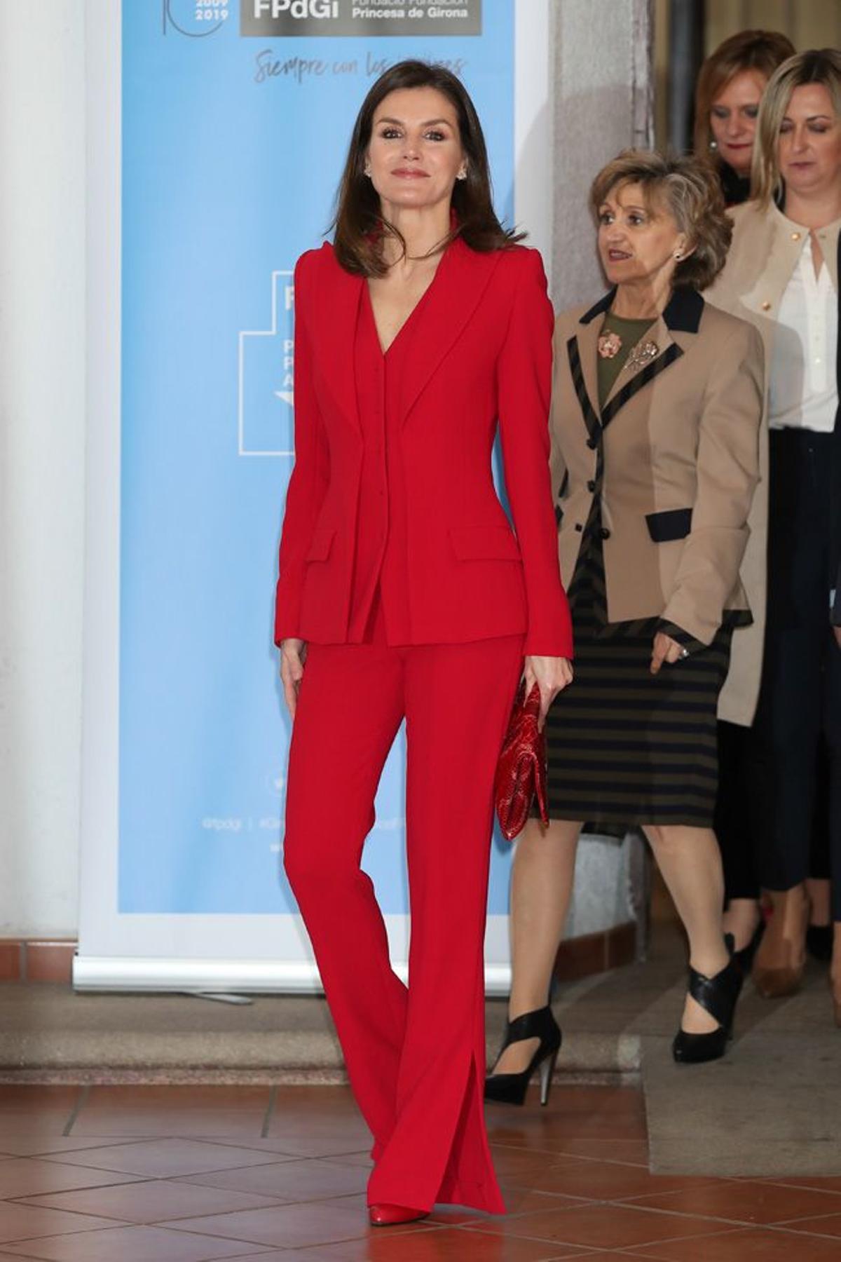 Letizia Ortiz con maquillaje, traje y zapatos de Hugo Boss y zapatos de Magrit, todo de color rojo