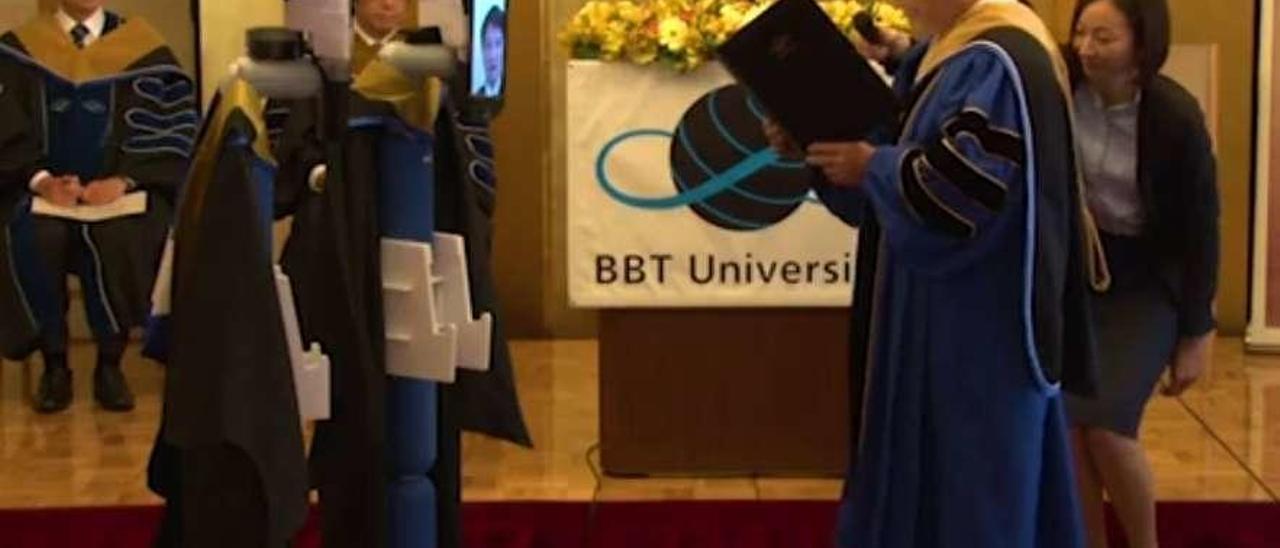 Los alumnos de la BBT University de Tokio se graduaron en abril desde casa a través de robots. // BBT