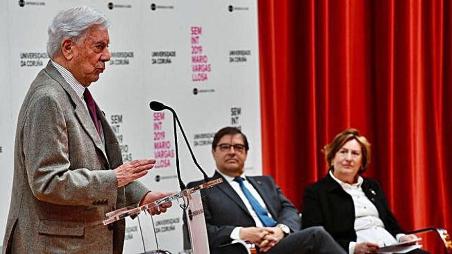 Mario Vargas Llosa, durante su intervención en el paraninfo de la Universidad.