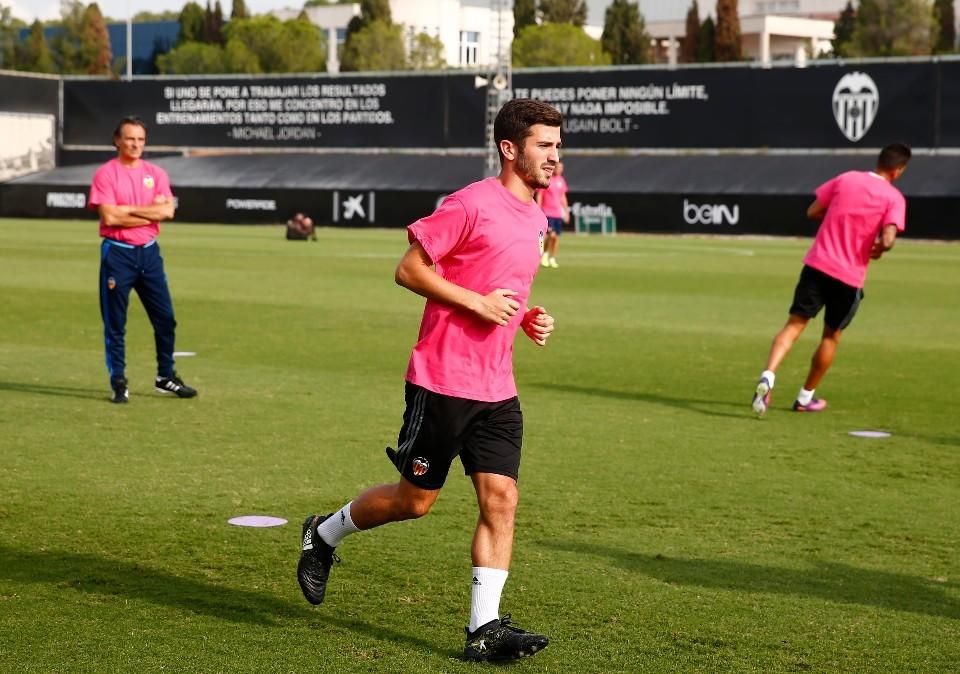 El Valencia, con las camisetas de color rosa.