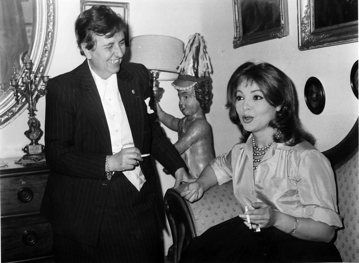 Victorina Durán junto a la actriz Sara Montiel en 1960