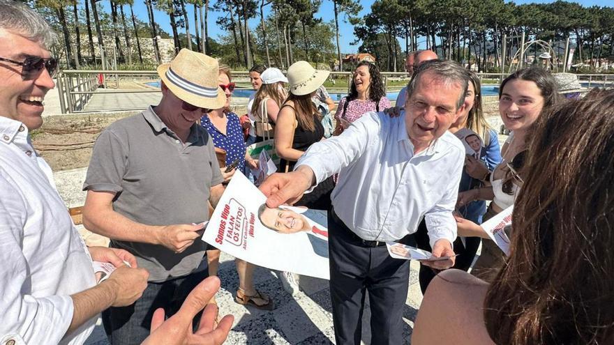 Caballero, ayer repartiendo folletos de campaña en Samil.