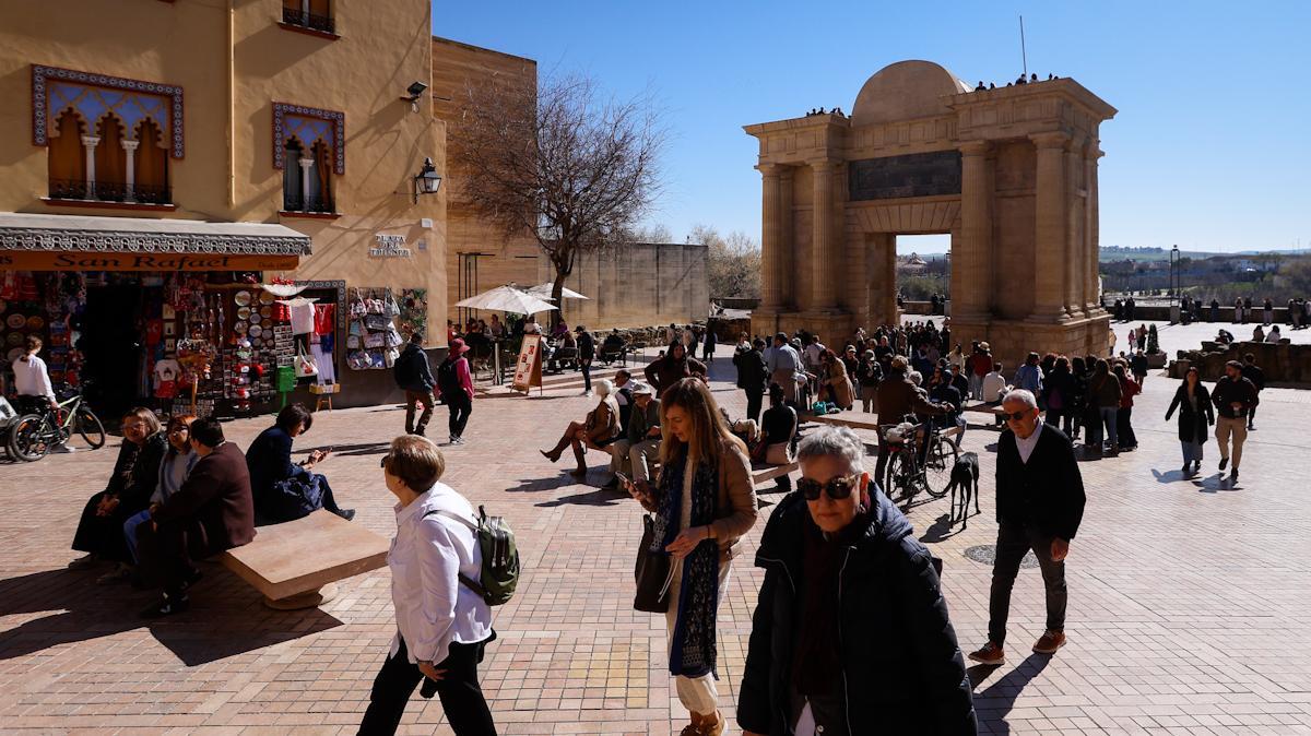 El sol y el turismo vuelven a Córdoba tras el temporal.