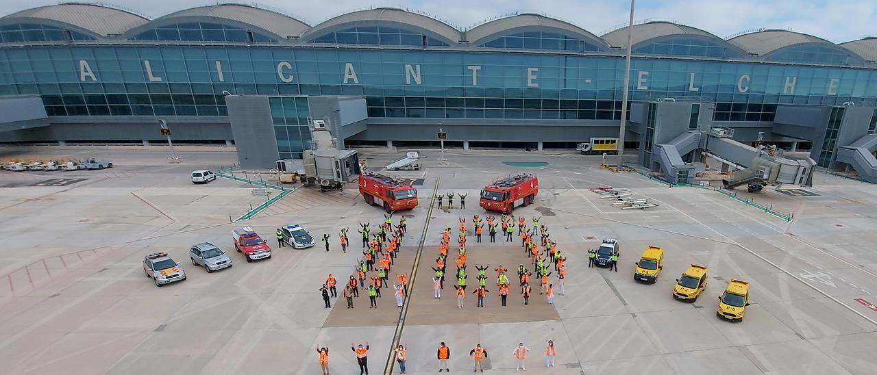 Los trabajadores han aprovechado la falta de vuelos para &quot;tomar&quot; la plataforma del aeropuerto