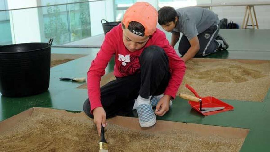 Niño trabajando en la cuadrícula arqueológica del museo de Pontevedra