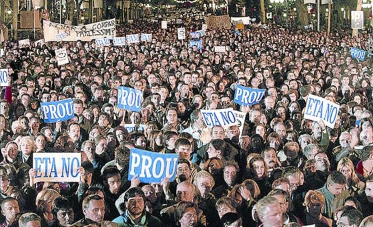 2000. Manifestación de protesta tras el asesinato de Ernest Lluch.